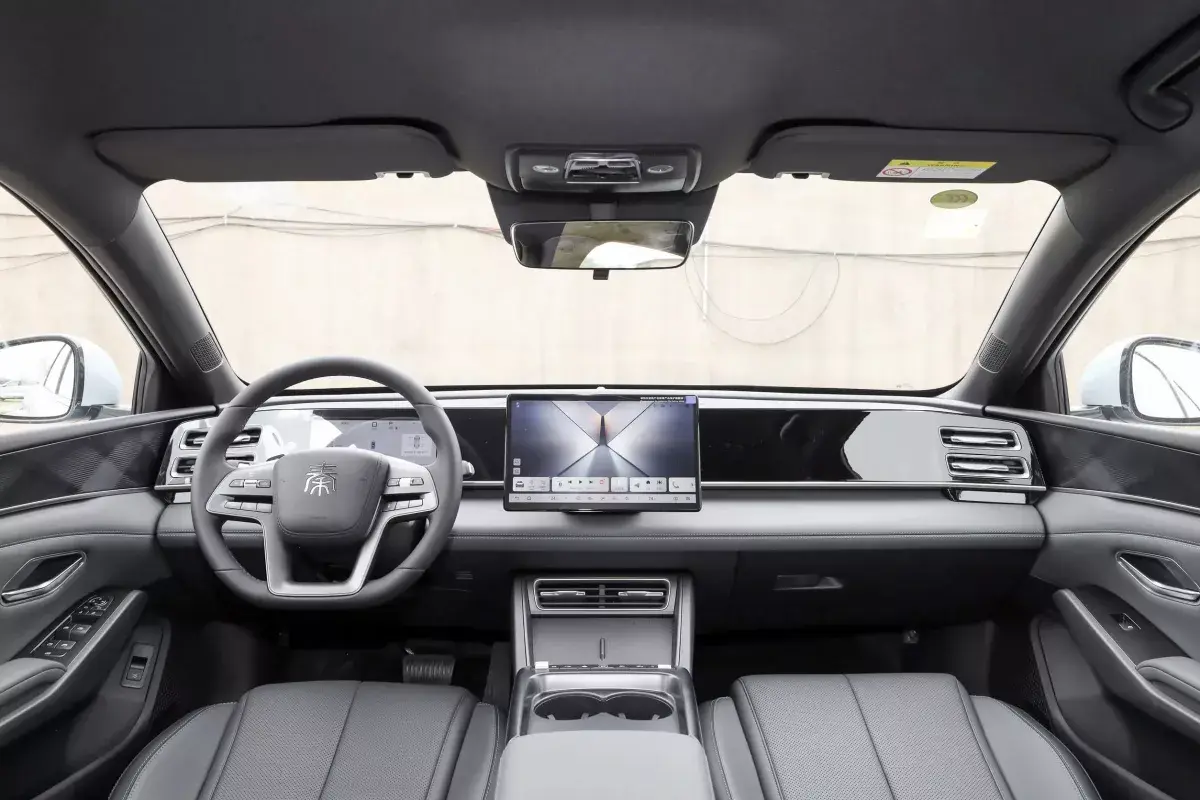 BYD Qin L DM-i салон 1