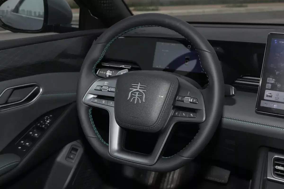 BYD Qin L салон 3