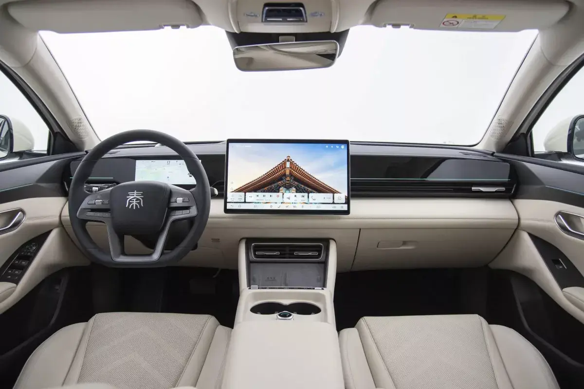 BYD Qin L салон 7