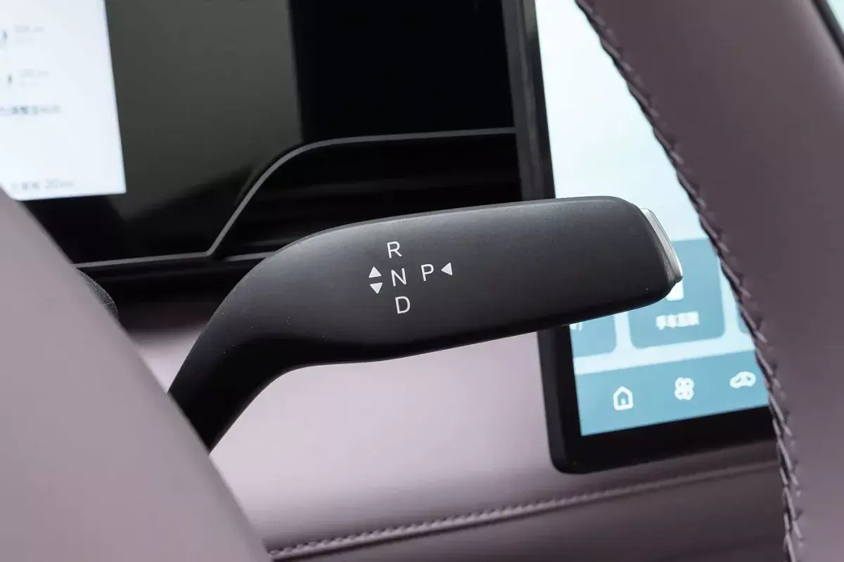 BYD Qin Max DM-i салон 4