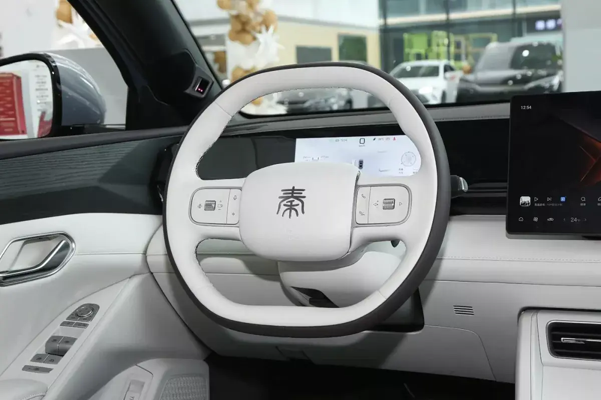 BYD Qin Max EV салон 3