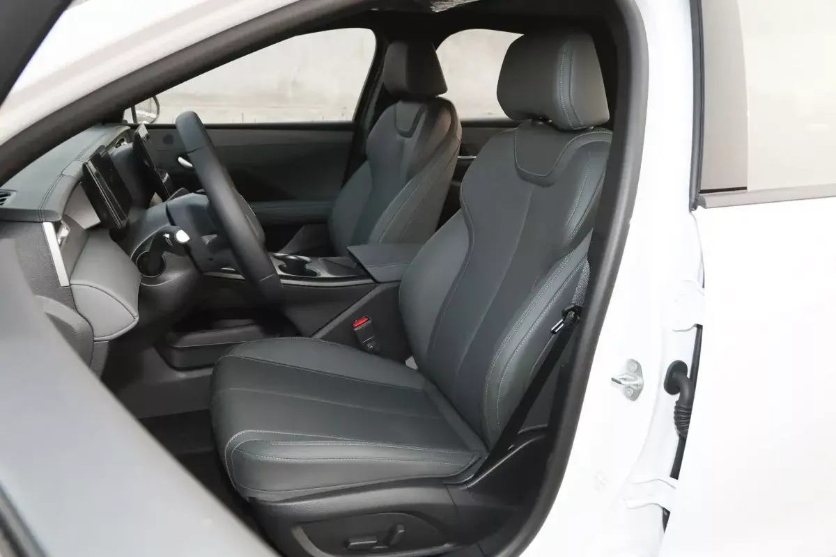 BYD Qin Plus DM-i салон 6