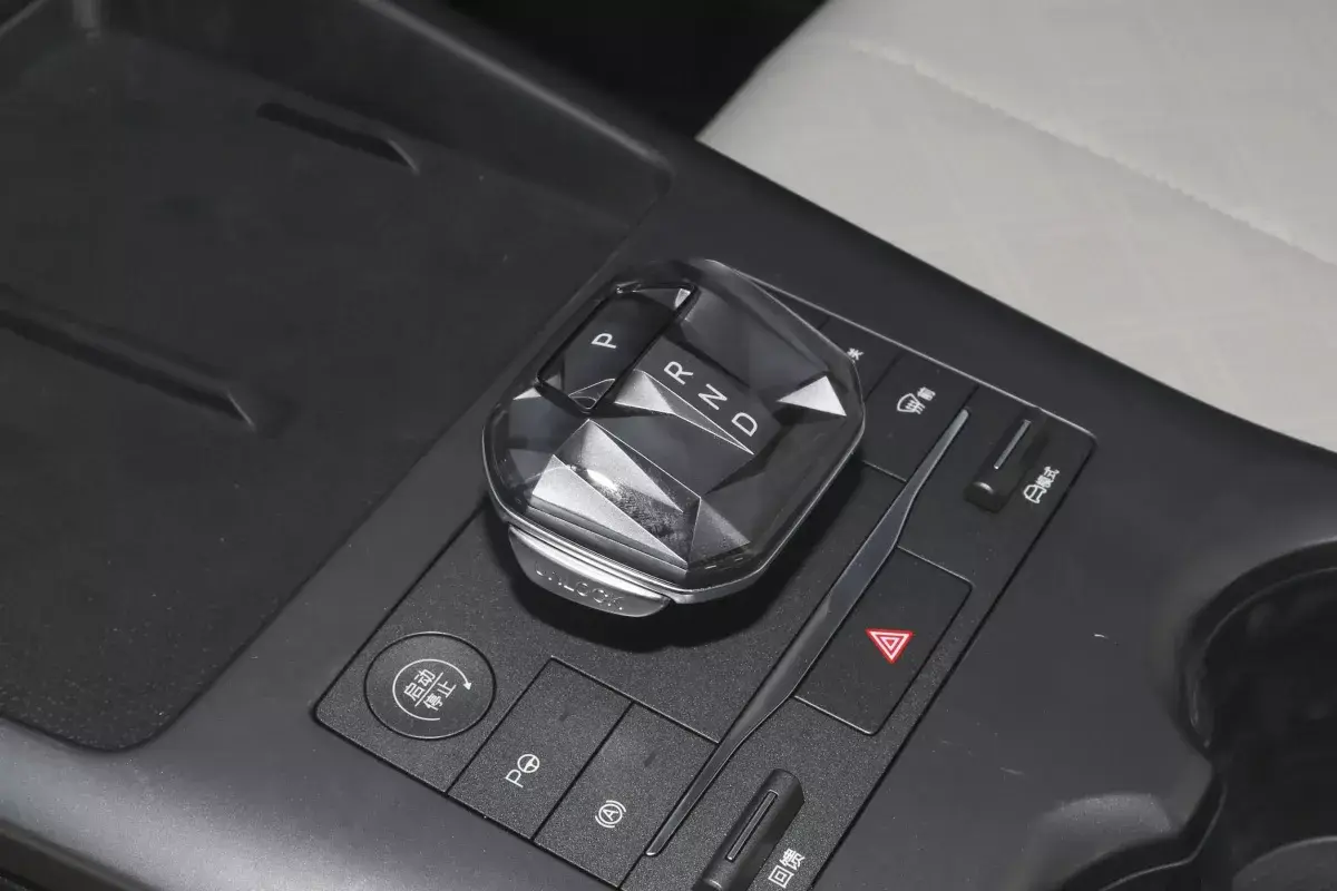 BYD Qin Plus салон 4