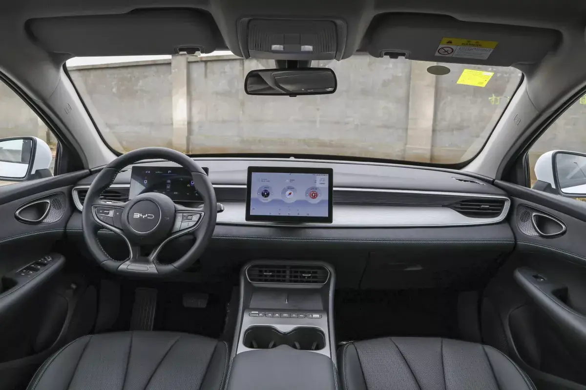 BYD Seal 05 DM-i салон 1