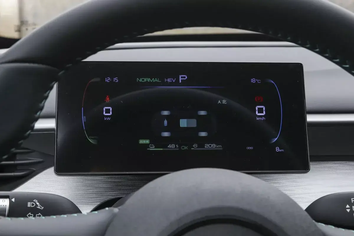 BYD Seal 05 DM-i салон 2