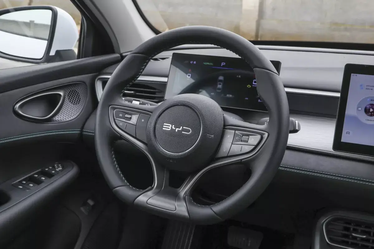 BYD Seal 05 DM-i салон 3