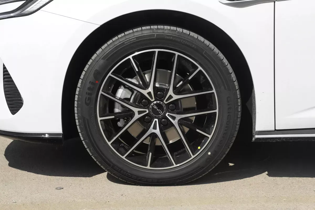 BYD Seal DM-i фото 6