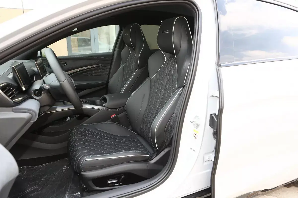 BYD Seal салон 6
