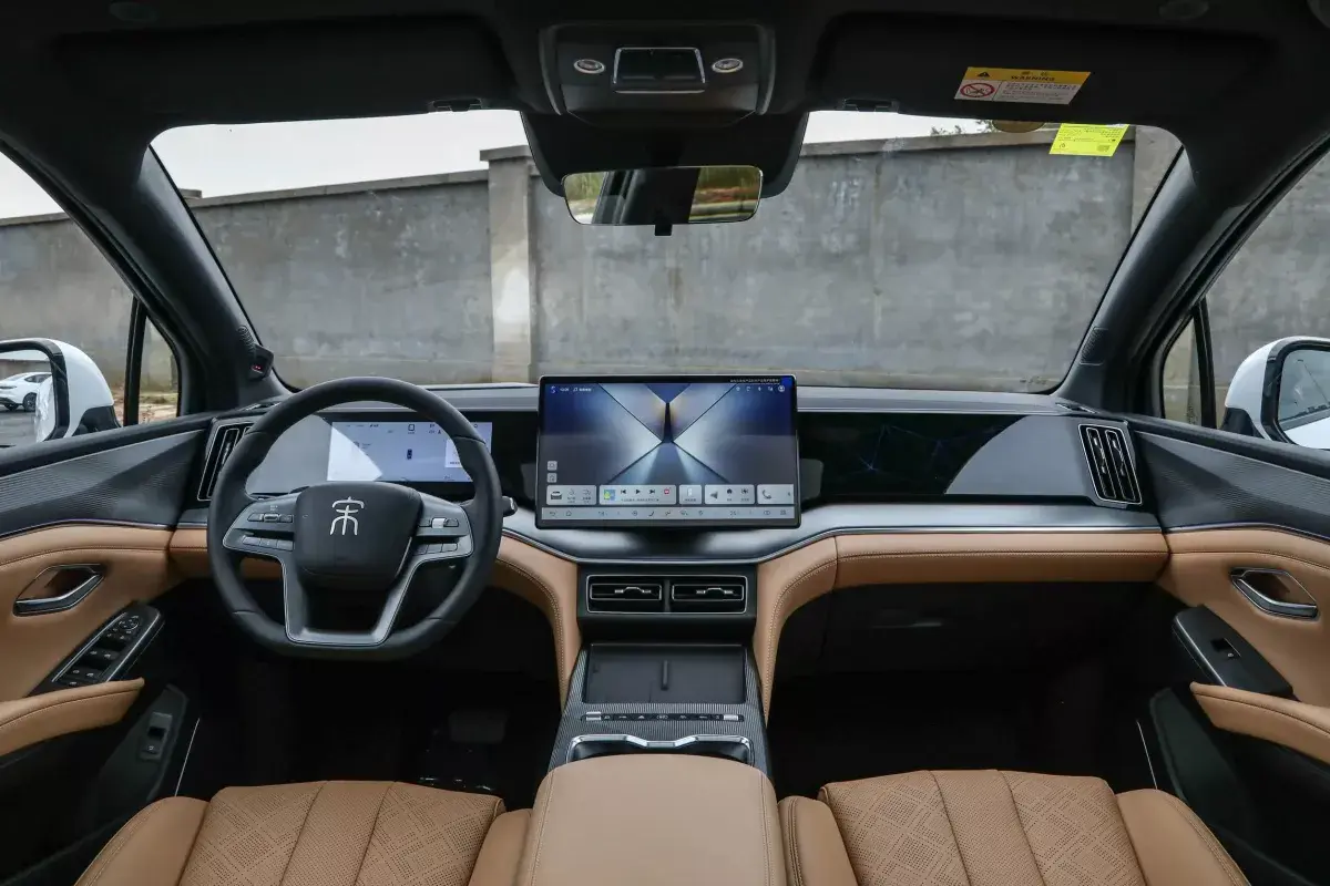 BYD Song L DM-i салон 1