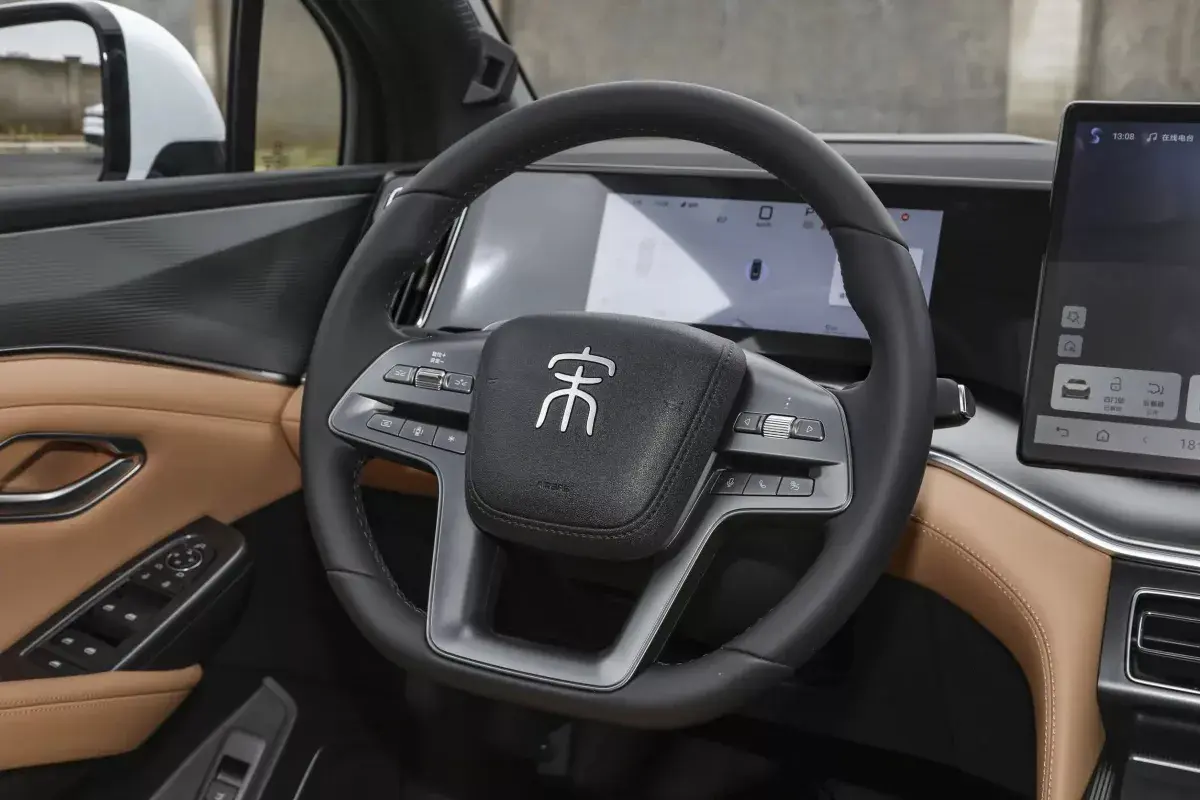 BYD Song L DM-i салон 3
