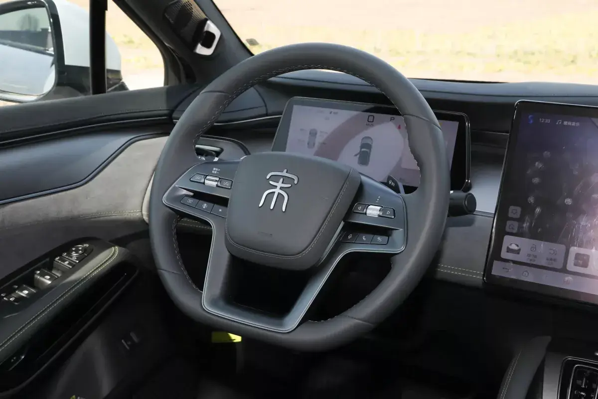 BYD Song L салон 3