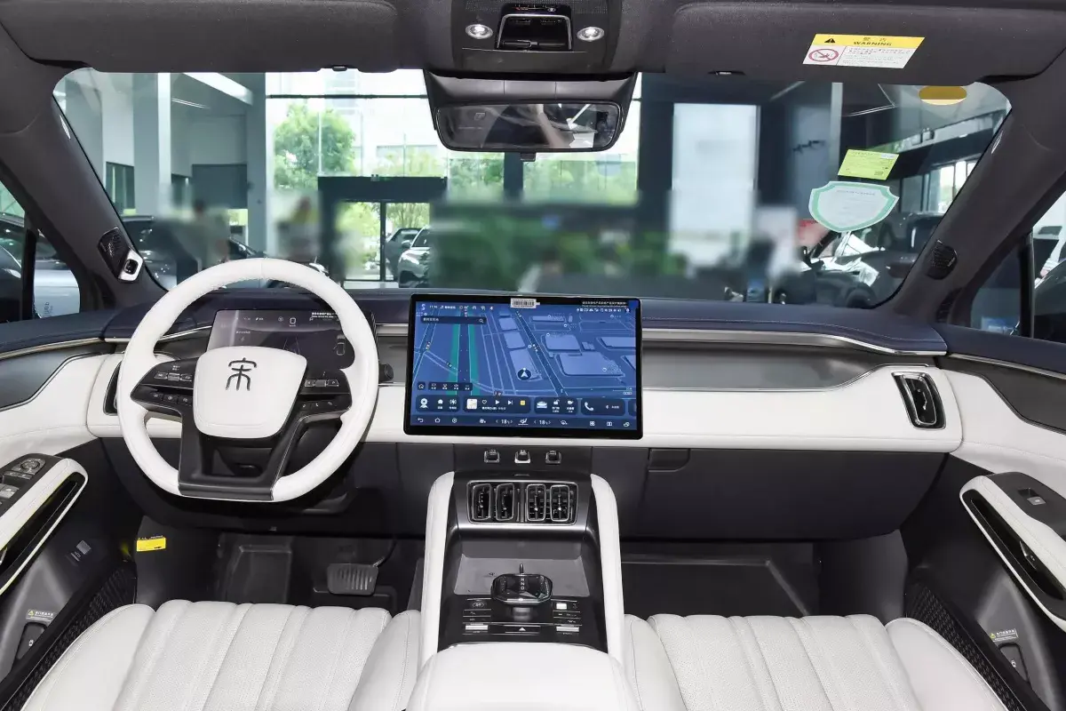 BYD Song L салон 7
