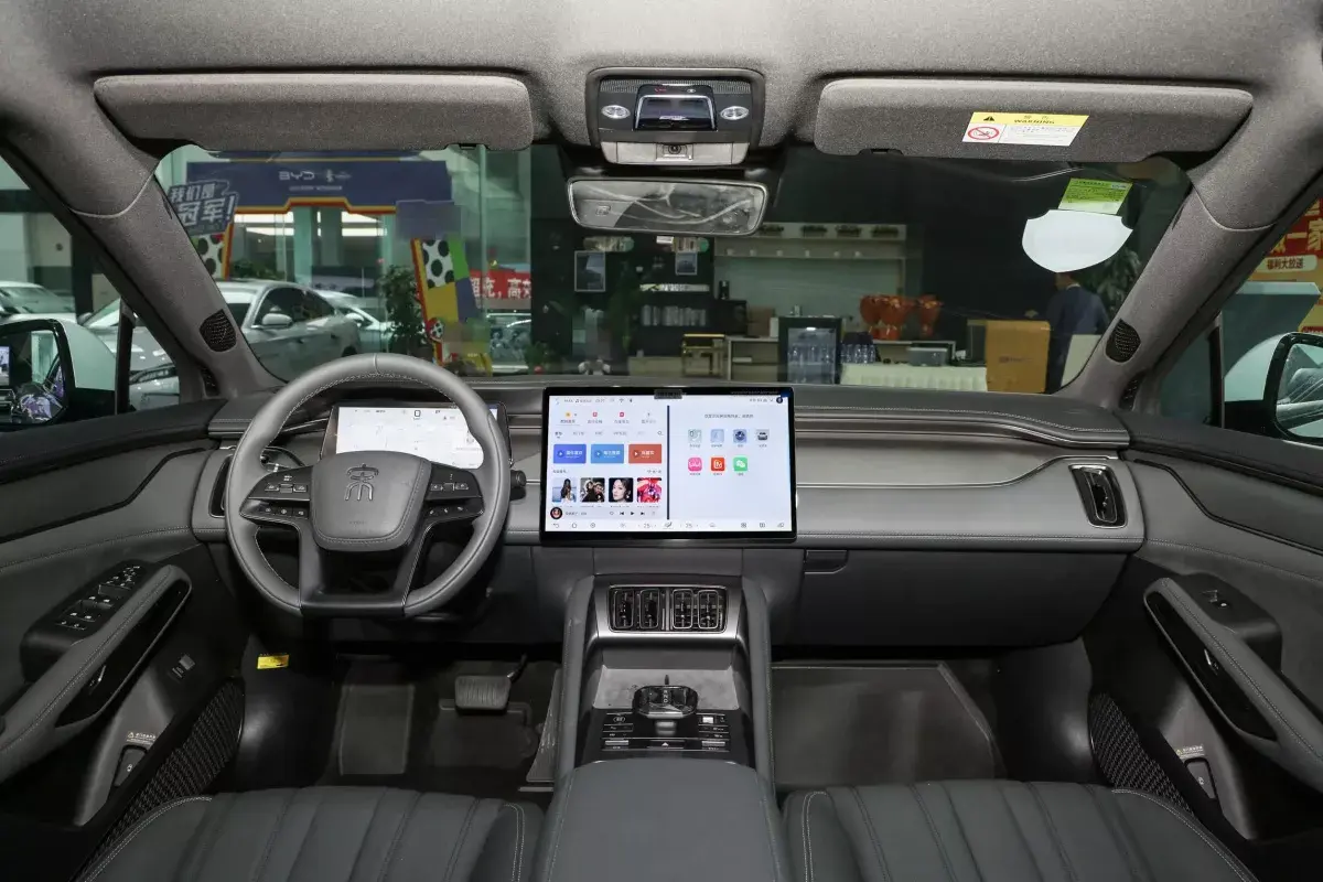 BYD Song L салон 8