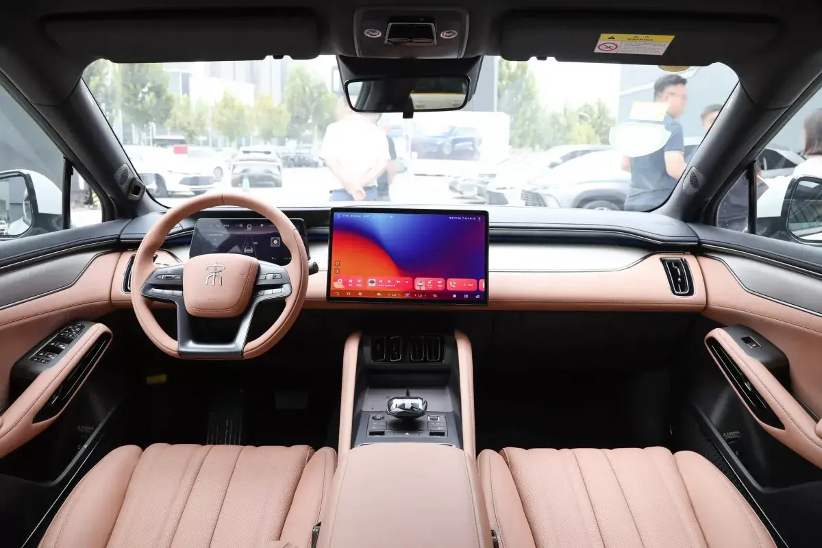 BYD Song L салон 9