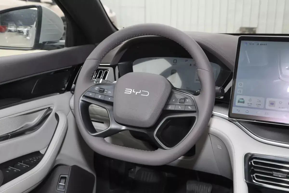 BYD Song Plus DM-i салон 3
