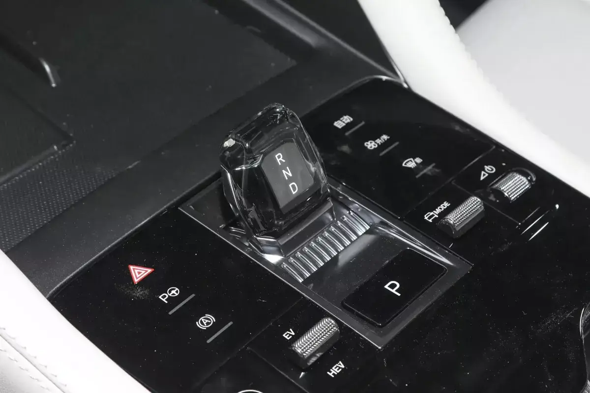 BYD Song Plus DM-i салон 4