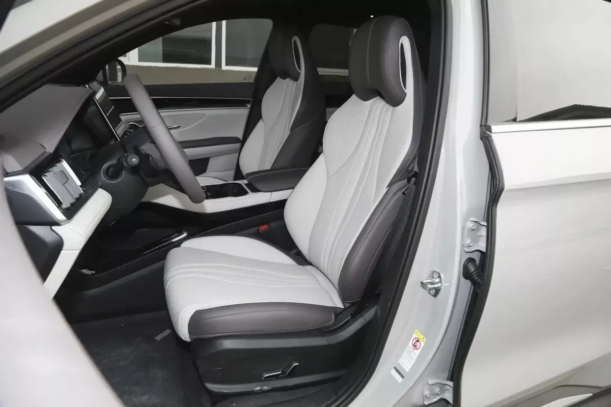 BYD Song Plus DM-i салон 6