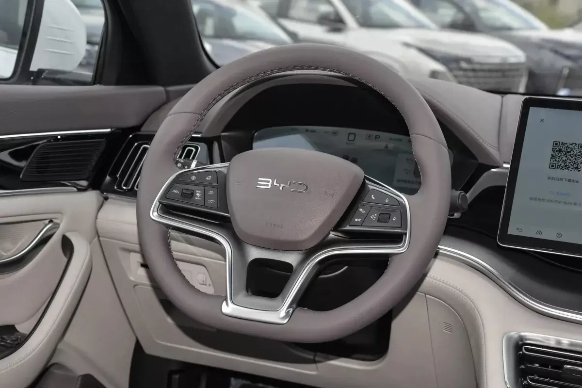 BYD Song Plus салон 3