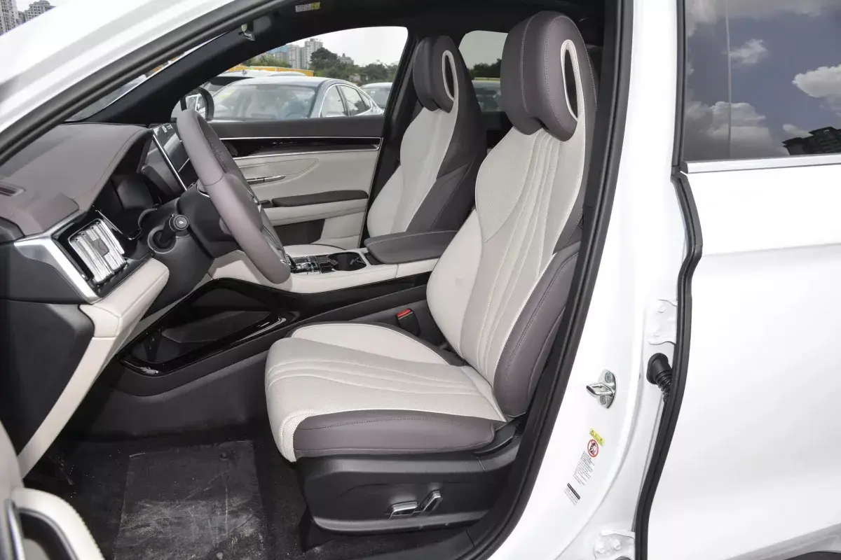BYD Song Plus салон 6