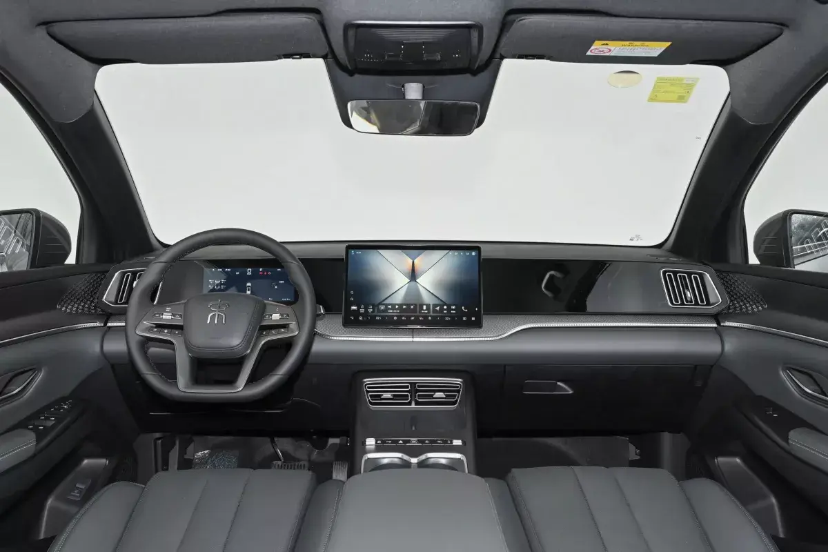 BYD Song Pro DM-i салон 1