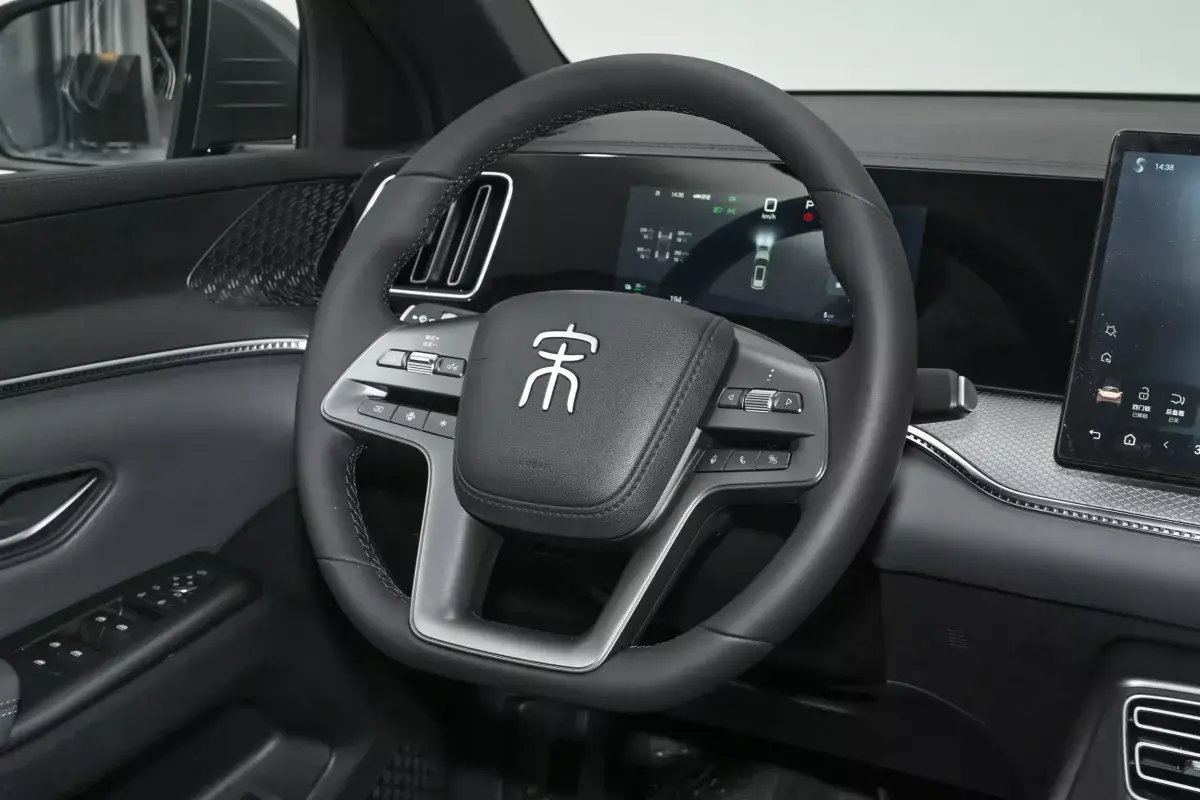 BYD Song Pro DM-i салон 3