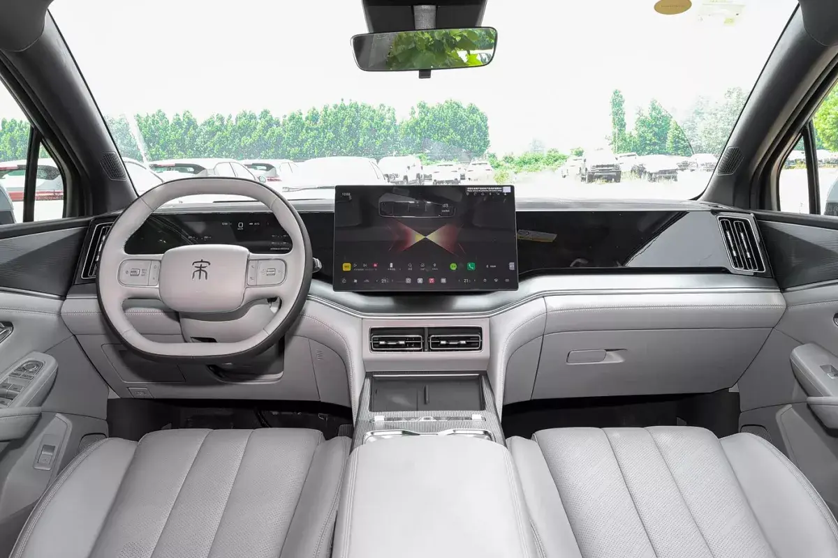 BYD Song Ultra DM-i салон 1