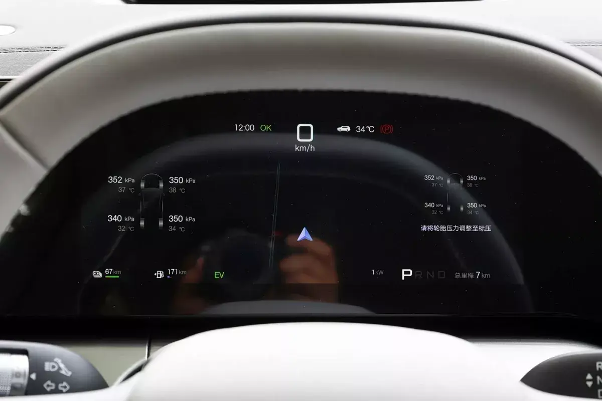 BYD Song Ultra DM-i салон 2