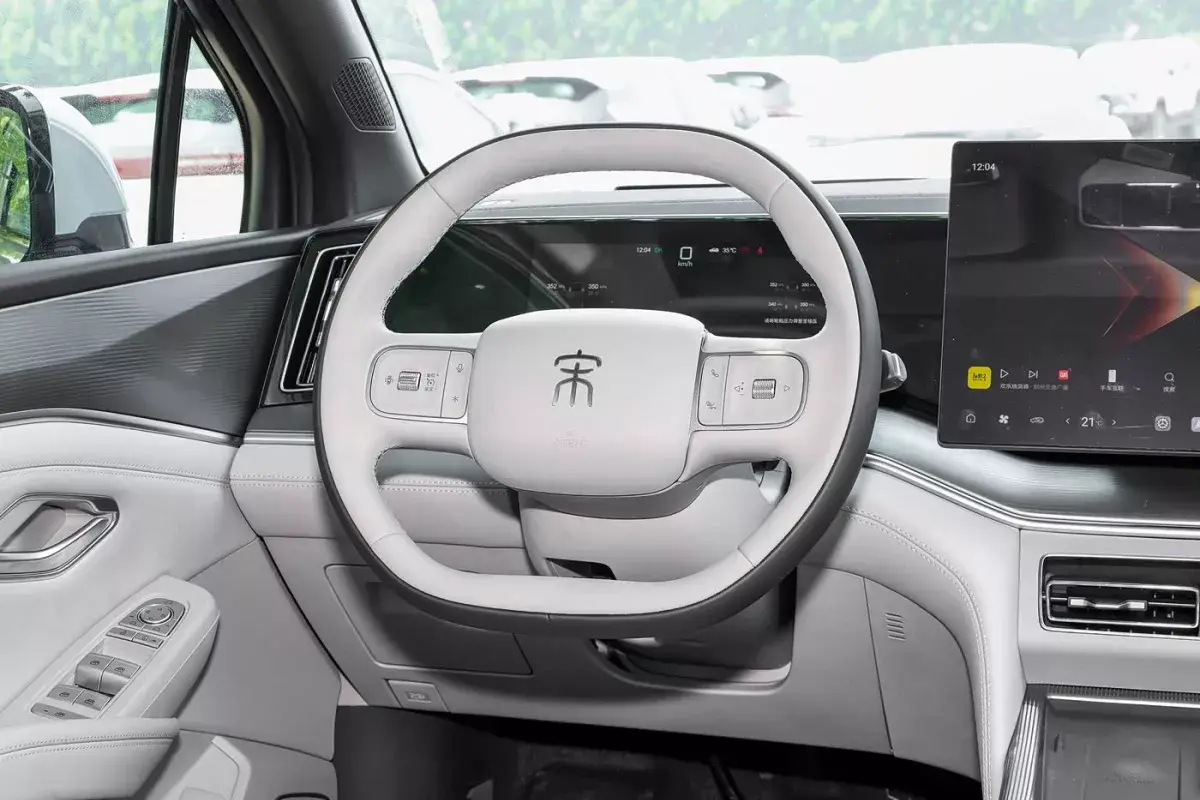 BYD Song Ultra DM-i салон 3