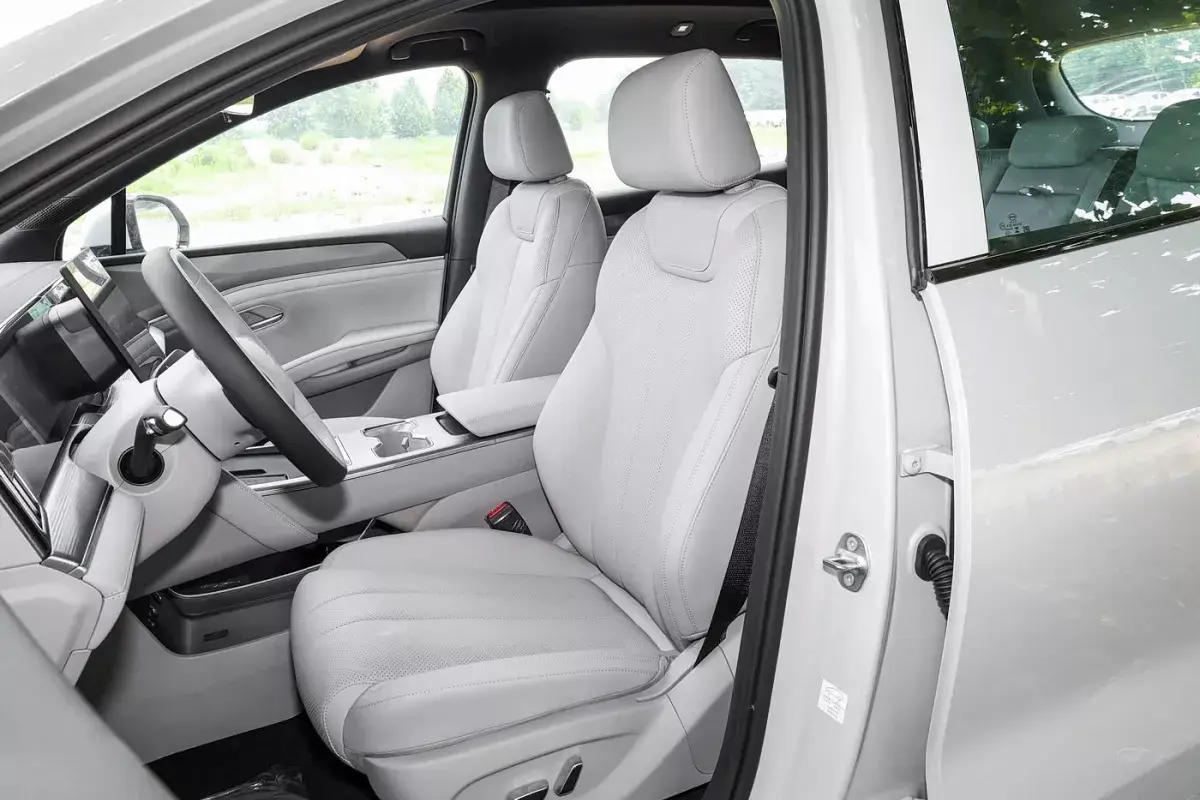 BYD Song Ultra DM-i салон 6