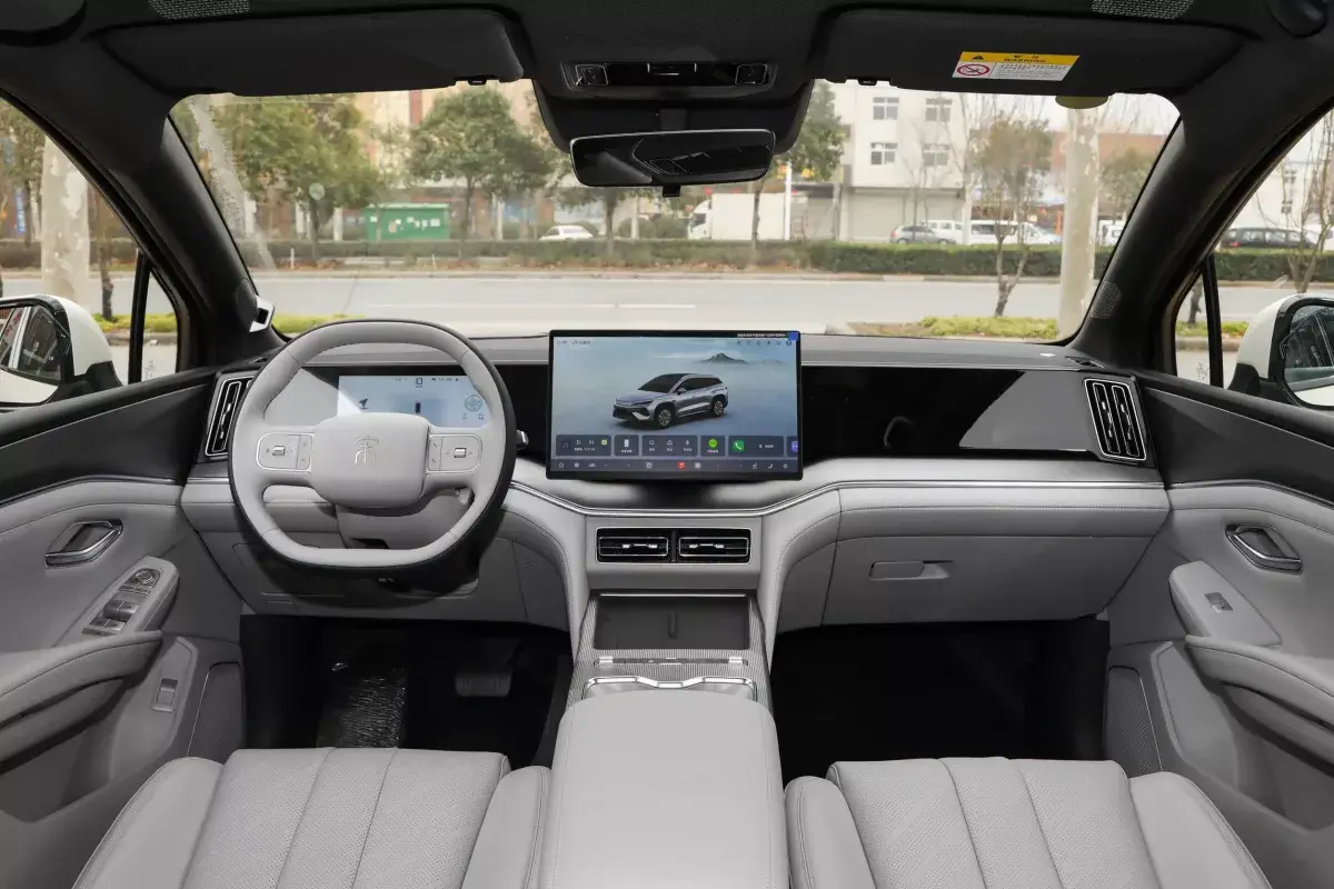 BYD Song Ultra салон 1