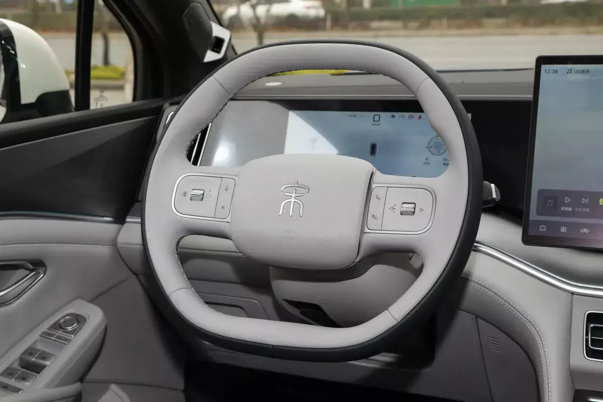 BYD Song Ultra салон 3