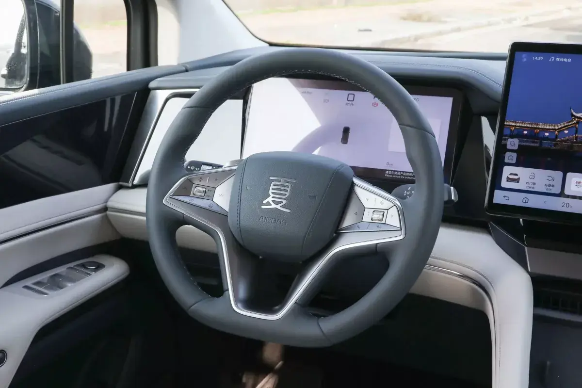 BYD Summer DM-i салон 3