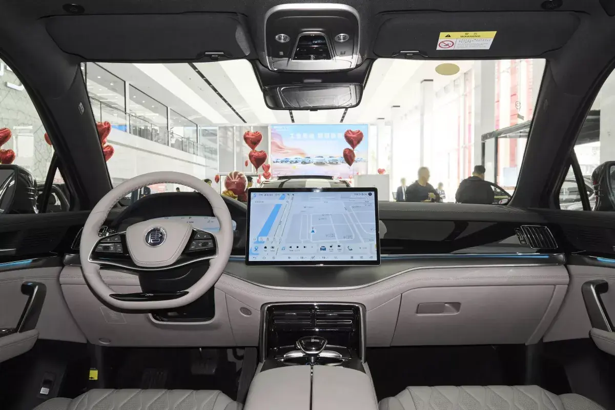 BYD Tang DM-i салон 1