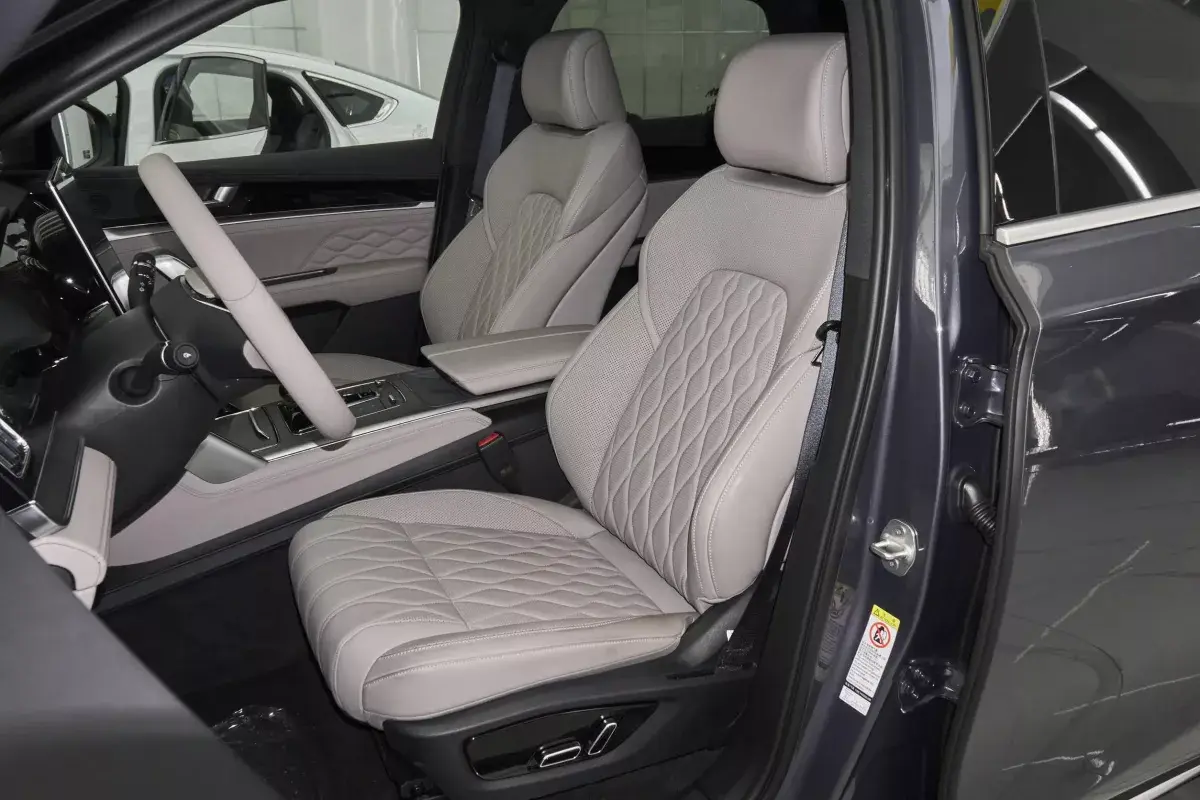 BYD Tang DM-i салон 6