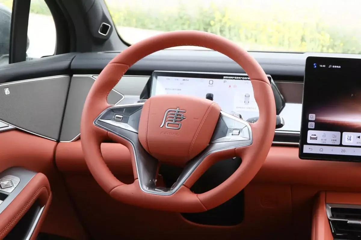 BYD Tang L DM салон 3