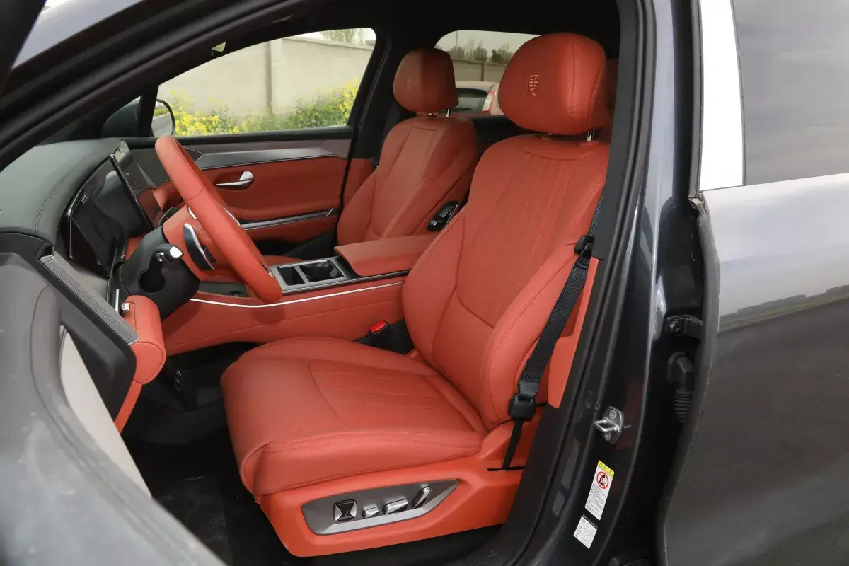 BYD Tang L DM салон 6