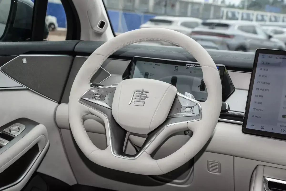BYD Tang L салон 3