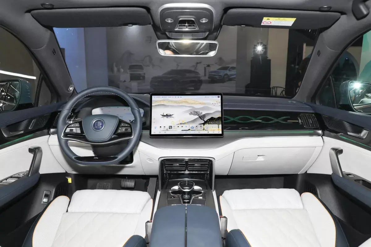 BYD Tang салон 1