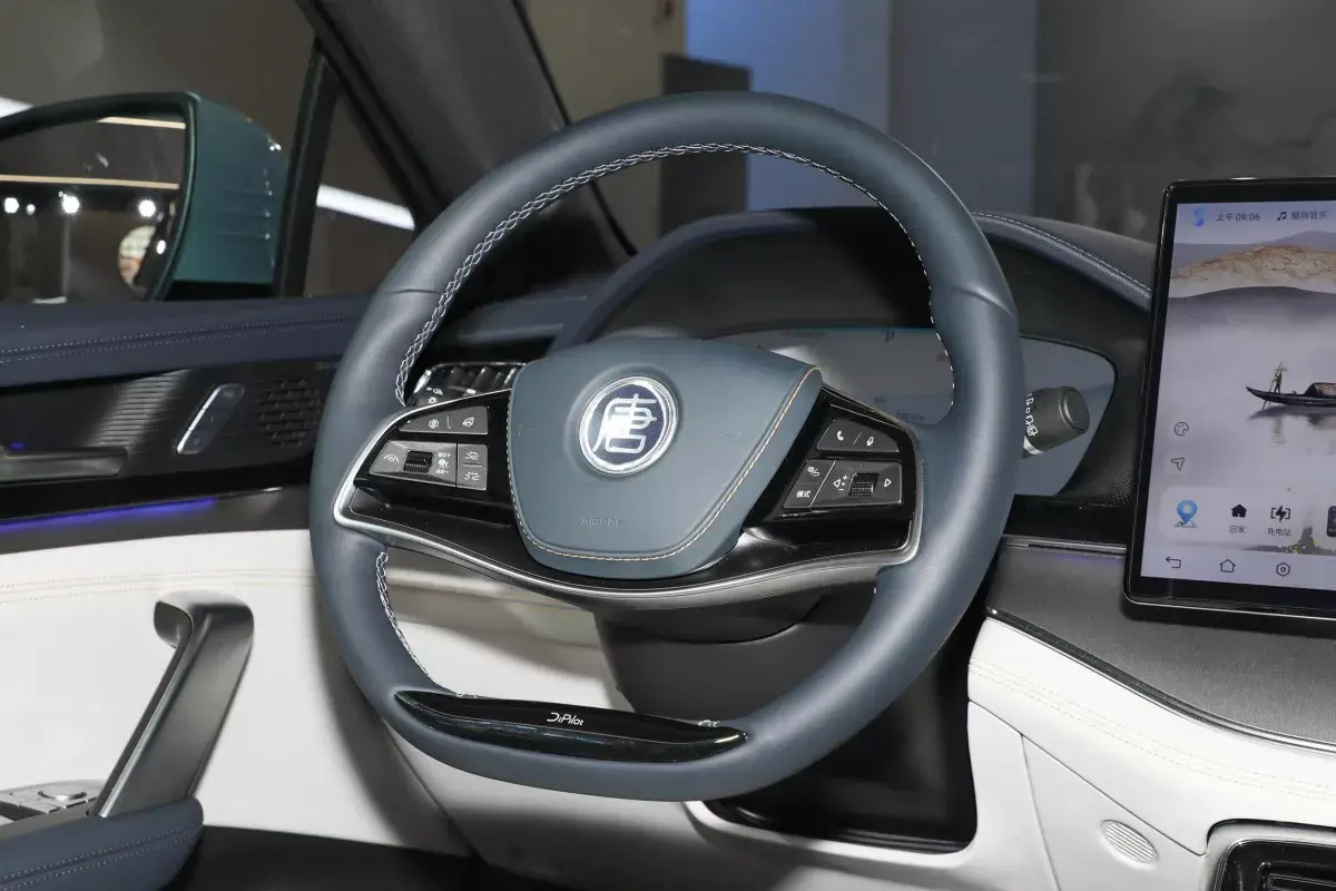 BYD Tang салон 3
