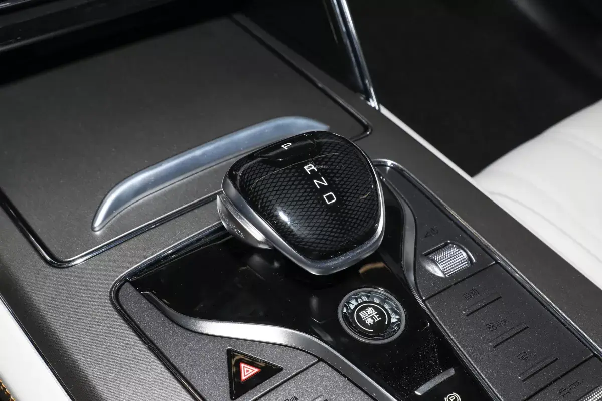 BYD Tang салон 4