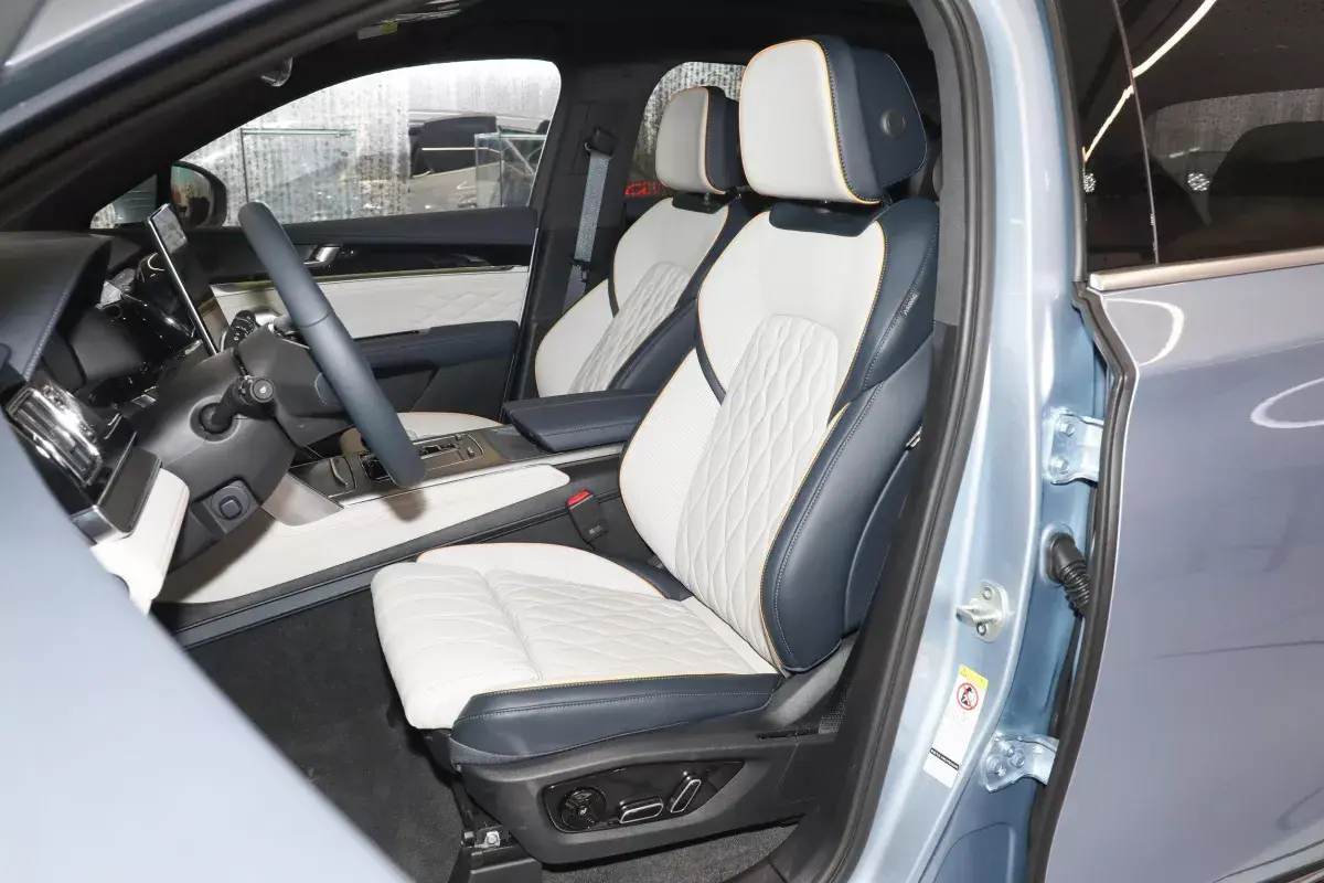 BYD Tang салон 6