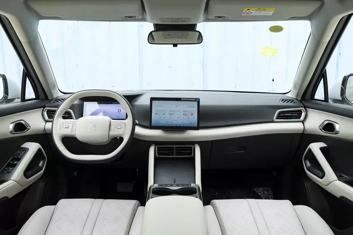 BYD Yuan Up салон 1