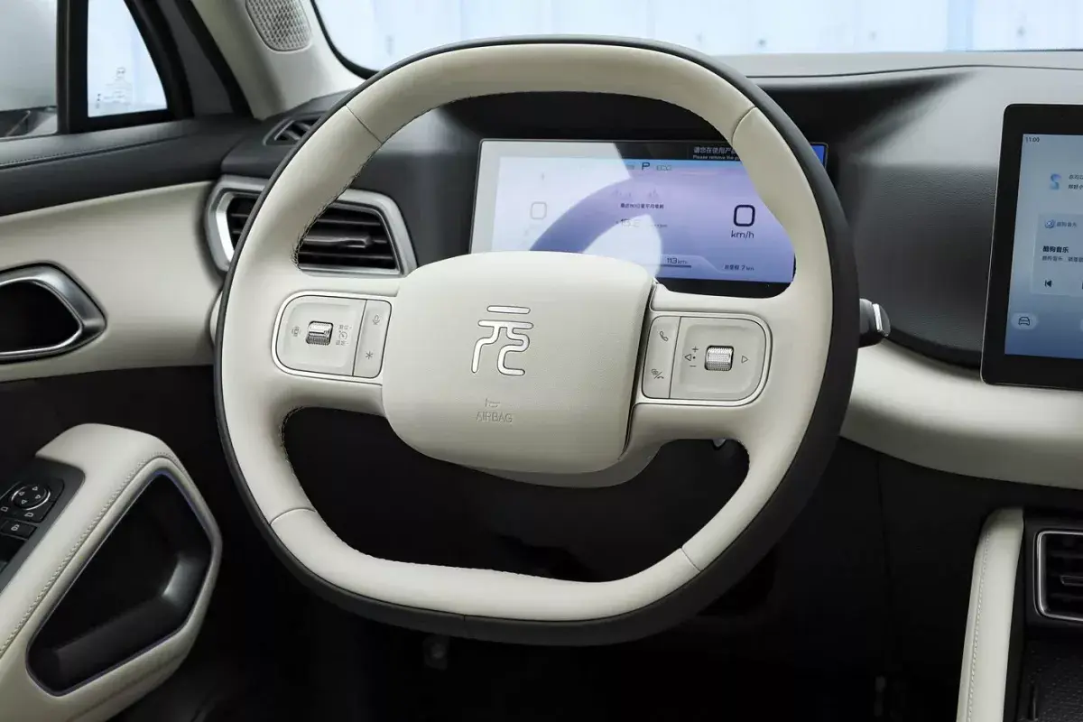 BYD Yuan Up салон 3