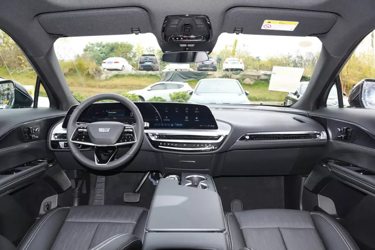 Cadillac LYRIQ салон 1