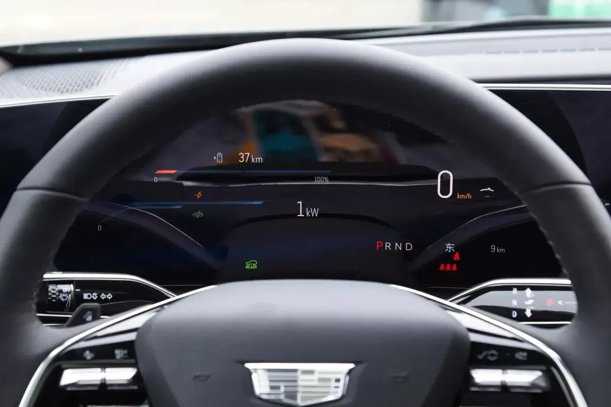 Cadillac LYRIQ салон 2