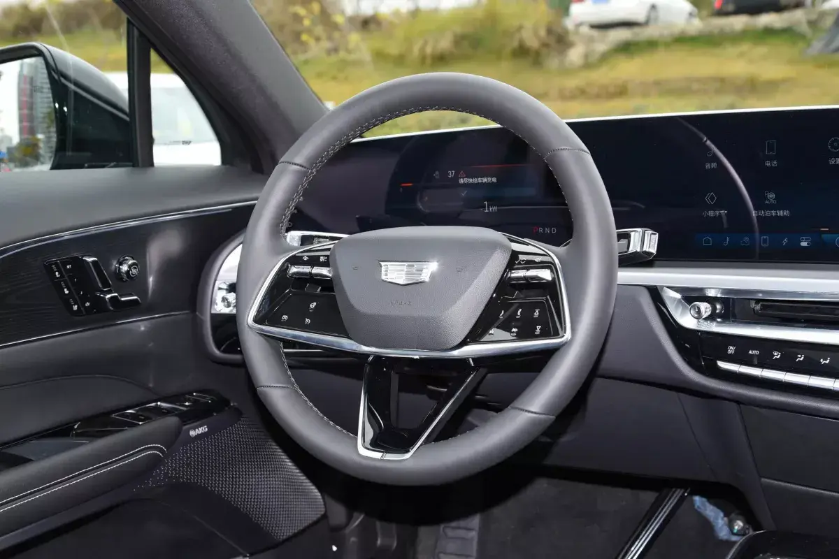 Cadillac LYRIQ салон 3