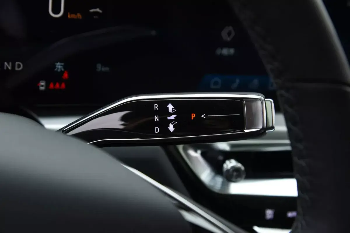 Cadillac LYRIQ салон 4