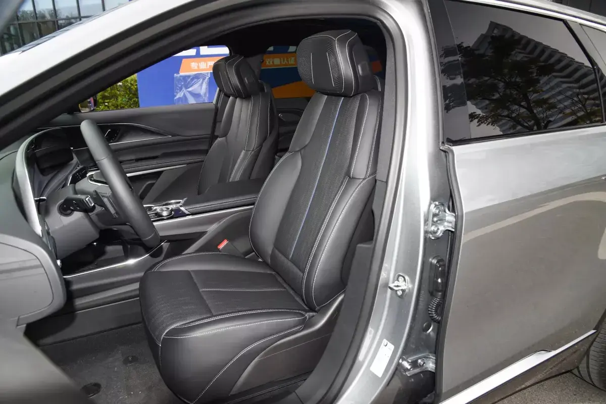 Cadillac LYRIQ салон 6
