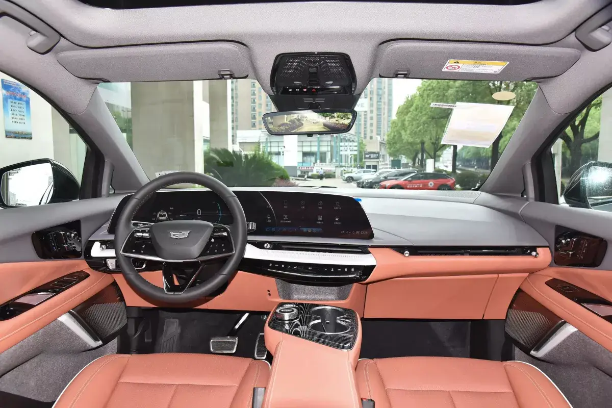 Cadillac Optiq салон 1