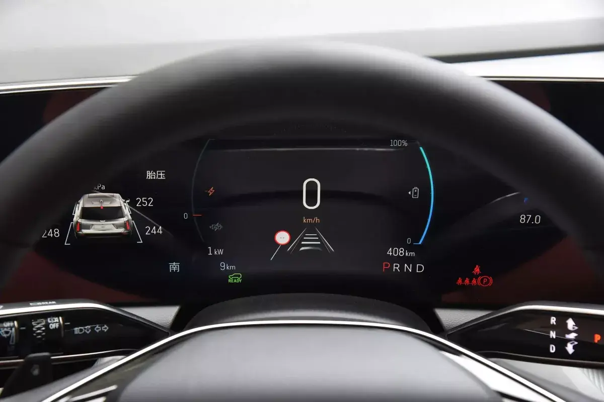 Cadillac Optiq салон 2